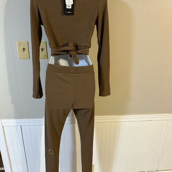 Brown Ribbed Two-Piece Set - Picture 6 of 7